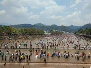雲南孟連：萬人下河捉魚 上演“水上狂歡節”