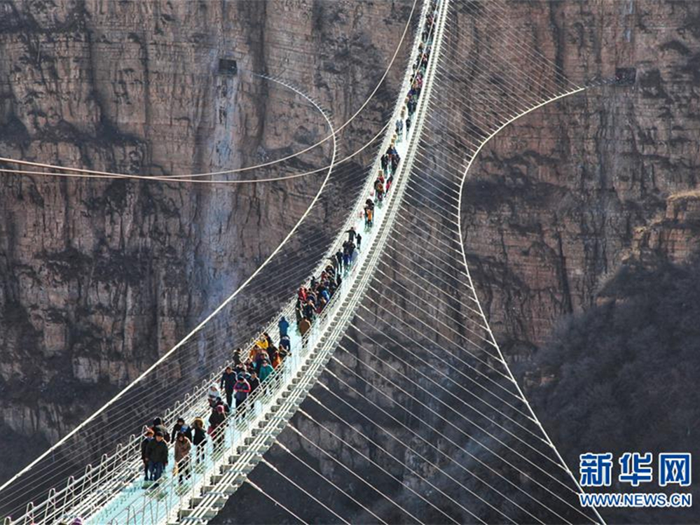 河北平山：全長488米懸跨式玻璃橋正式開放